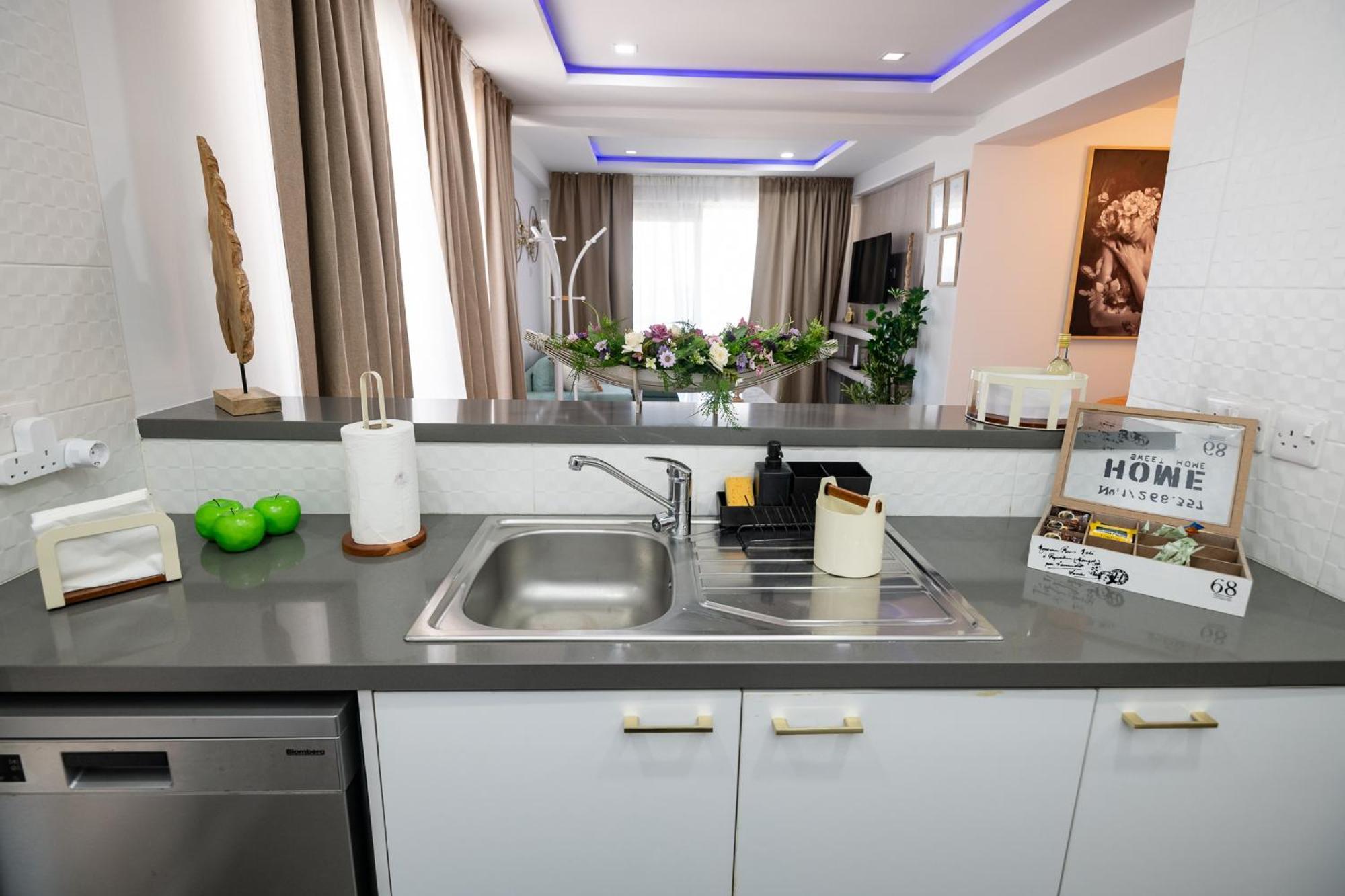 Lazuli Beachfront Sea View Ap144 * Ларнака